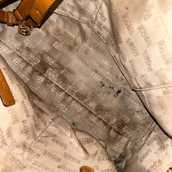 Medium Saffiano Leather 2-in-1 Tote Bag - Picture 5 of 10